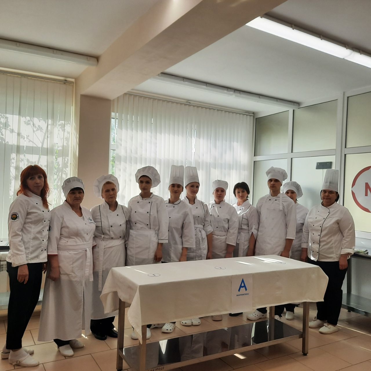 В самом разгаре работа будущих кондитеров на конкурсе профессионального мастерства «Абилимпикс»