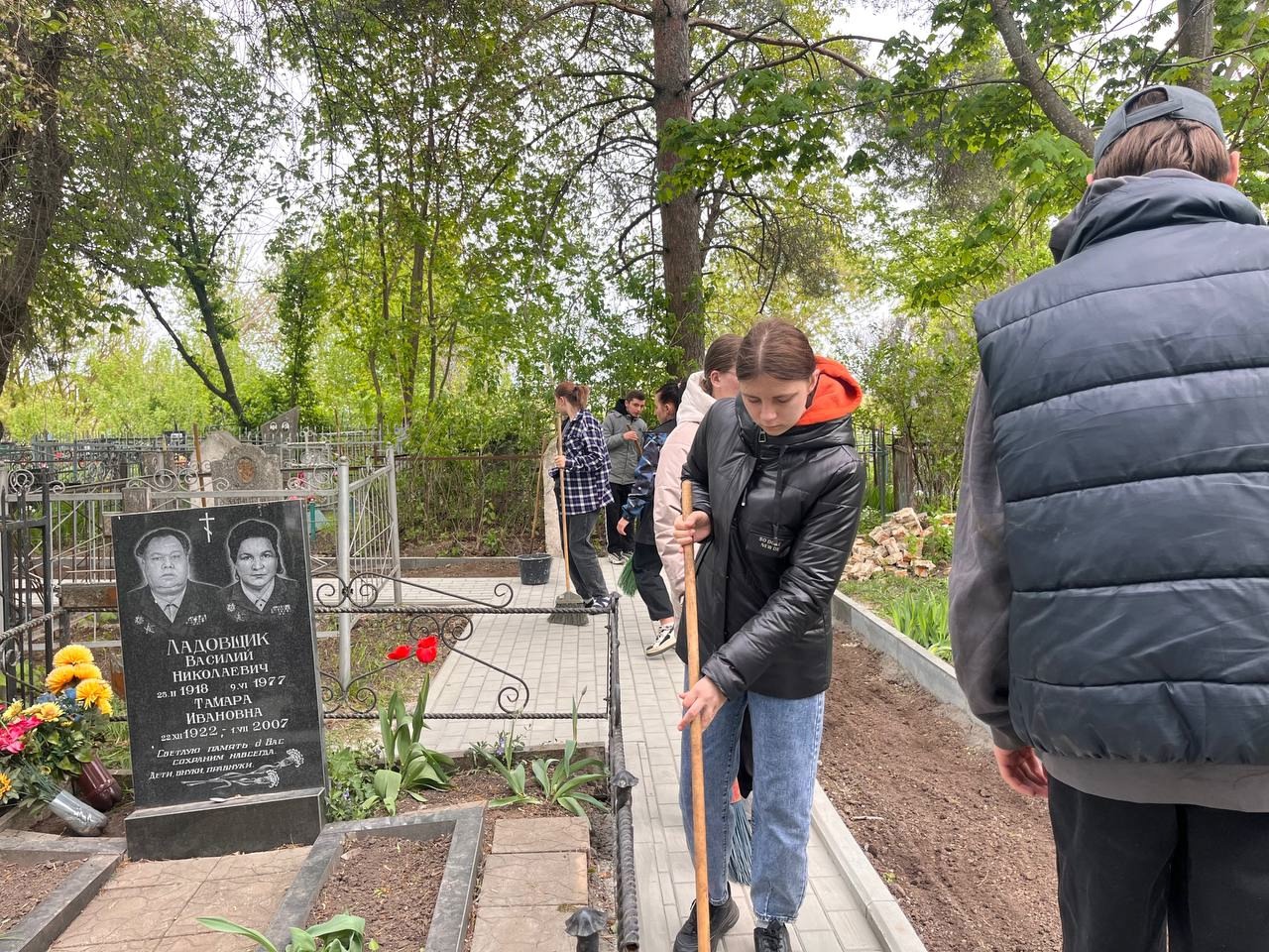 Уборка Братской могилы советских воинов и партизан, погибших в годы Отечественной войны